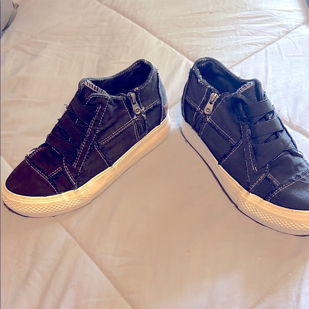 Blowfish women’s zip sneakers